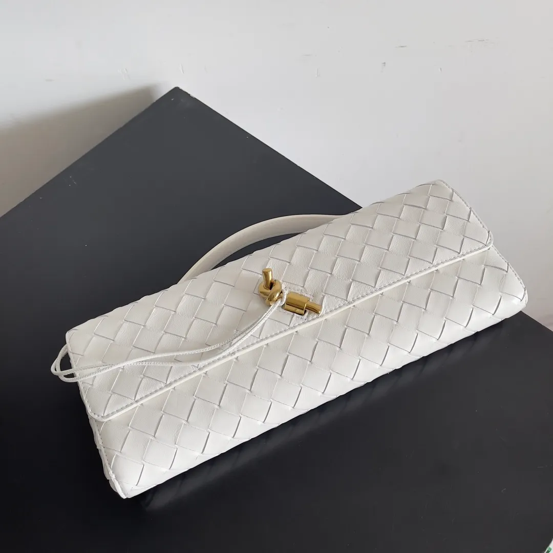 The batch of 1360 BV Andiamo evening handbags has been heavily planted again~ The designer aesthetics in the era of economic downturn are back. I fall in love with it at first sight and can't put it down. It's so beautiful and full of aura. The shape and texture are very competitive. It's light in weight and has sufficient capacity. It's a must-have for fashionistas. It's suitable for many occasions, minimalist, high-end and light luxury. Model No.: 741511 Size: 31*13*3cm